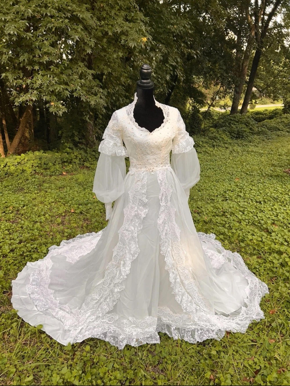 Romantic White Lace Long-Sleeve Wedding Dress